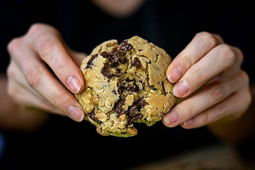 Названы самые опасные продукты для перекуса