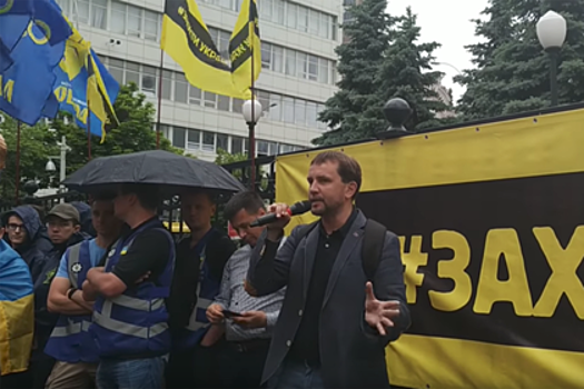 Националисты в Киеве пикетируют здание КС