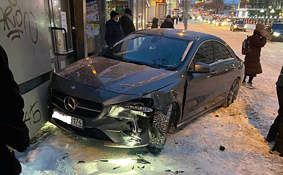 Машина врезалась в остановку с людьми в Екатеринбурге