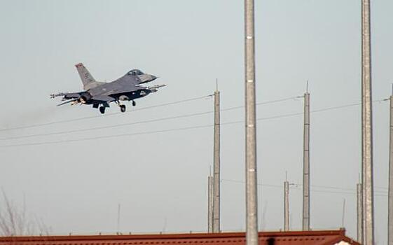 Business Insider: Передача Киеву F-16 была бы нецелесообразной из-за непригодных ВПП