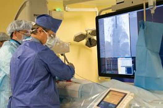 Челябинские кардиохирурги заменили протез в сердце через прокол на бедре