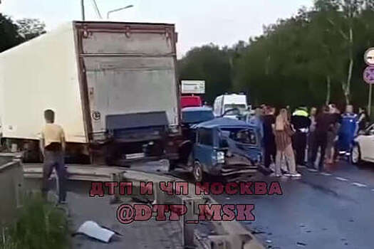 В Подмосковье на видео попали разбитые после кульбита машины