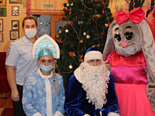 Сотрудники транспортной полиции в Великом Новгороде присоединились к Всероссийской акции МВД России «Полицейский Дед Мороз»