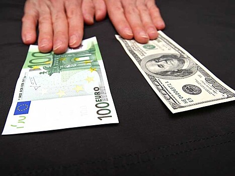 Рубль снижается к доллару и евро на опасениях введения новых санкций США