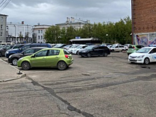 В Иркутске парковку у здания по улице Ленина, 14Б оборудуют шлагбаумами