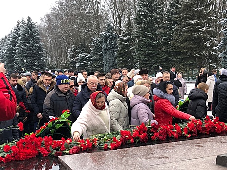 В Курске почтили память героев Сталинградской битвы