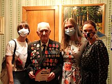 Саратовские ветераны получают мобильные телефоны с безлимитной связью