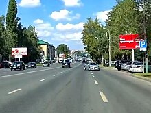 На ул. Кулакова водитель удивил людей, прокатившись по встречке