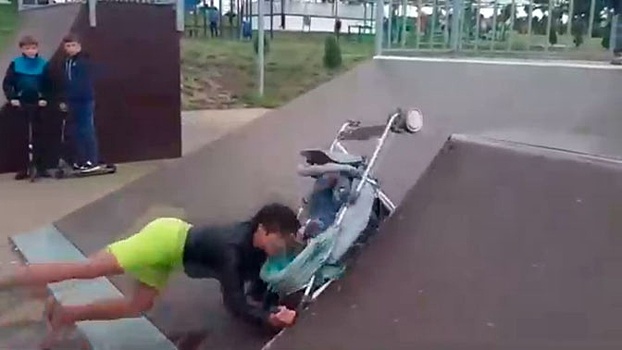 Пьяная мать с коляской развлеклась в скейтпарке