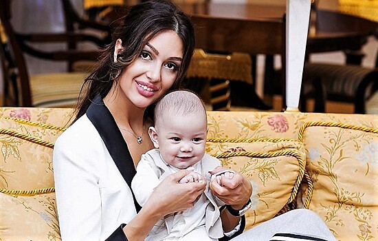 «Если пойдет в отца, наберет лишний вес»: экс-жена короля Малайзии приучает маленького сына к подвижным играм