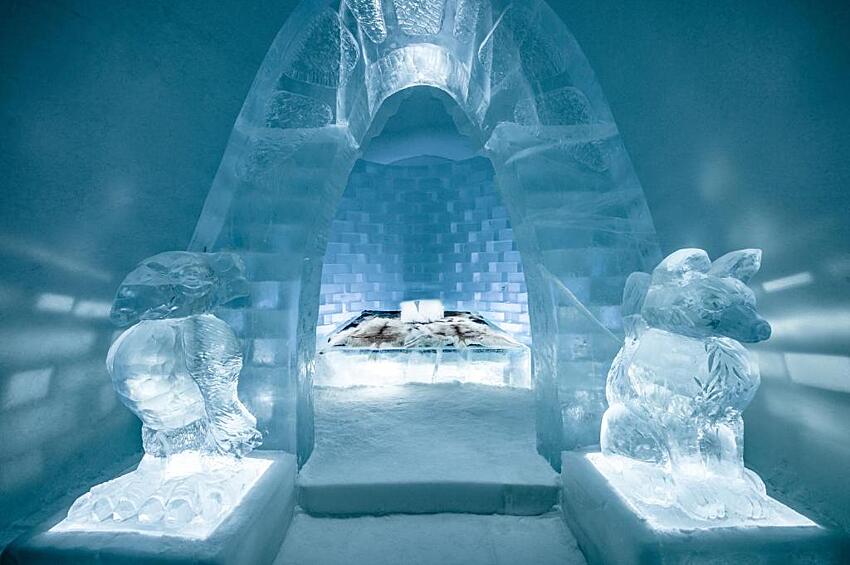 Первый ледяной отель «Icehotel» построили в шведской деревне Юккасъярви в 1990 году.  Отель принимает гостей с декабря по апрель. 