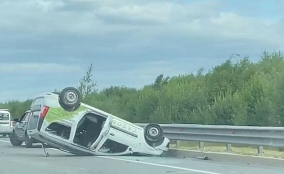 Автомобиль перевернулся в массовом ДТП на КАД Петербурга