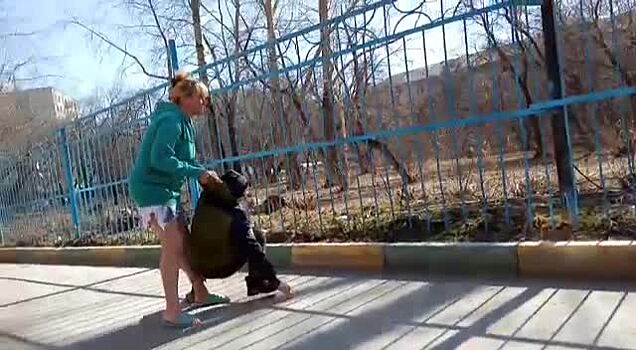Сибирячка избила 11-летнего мальчика во дворе дома — драку сняли на видео другие дети