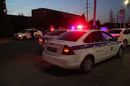 Непонятное ДТП в центре Твери: машина въехала в столб и "поранила" осколками припаркованный "Мерседес"