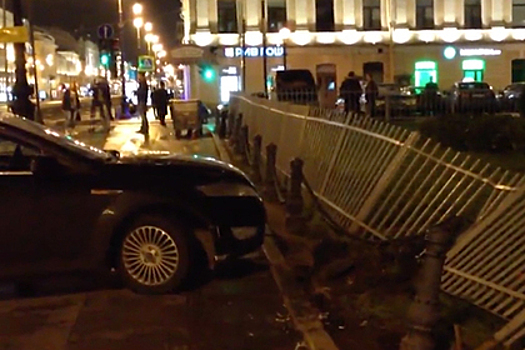 Автомобиль сбил несколько пешеходов на Невском проспекте в Санкт-Петербурге