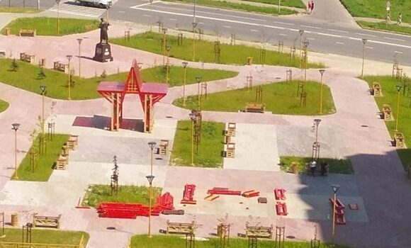 Качели в сквере Краснопивцева все-таки пали