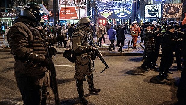 В Киеве полицейский получил перелом пальцев в столкновении с митингующими