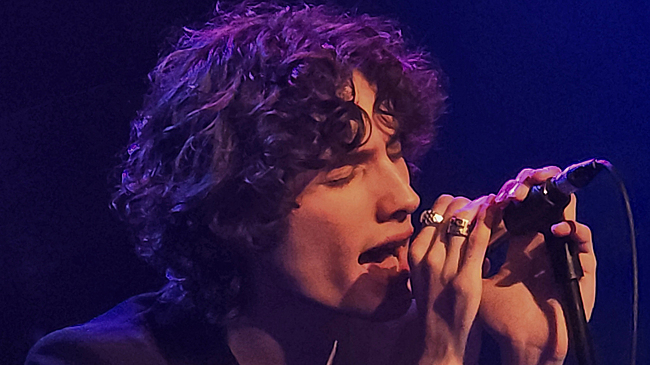 Sombr неохотно рушит семью, Aurora манит во тьму: зарубежные песни недели