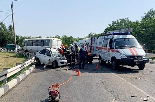 Автобус столкнулся с легковушкой на Кубани, пострадали пассажиры