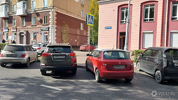 "Короли парковки" заблокировали пешеходный переход в центре Кемерова