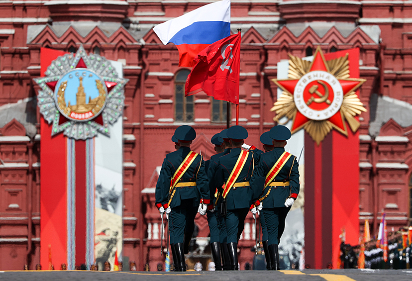 Военнослужащие парадных расчетов во время парада, посвященного 77-й годовщине Победы в Великой Отечественной войне, на Красной площади