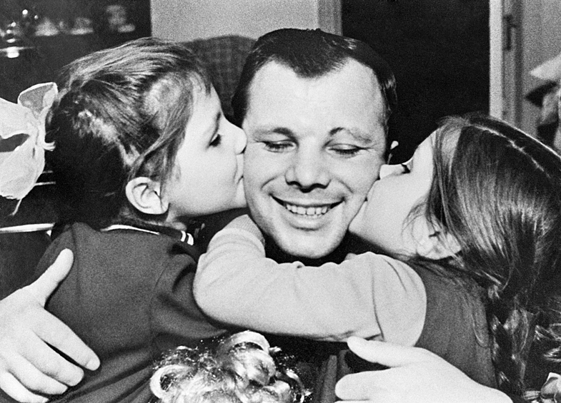 Летчик-космонавт СССР Юрий Гагарин с дочерьми Еленой и Галиной у себя дома, 1966 год