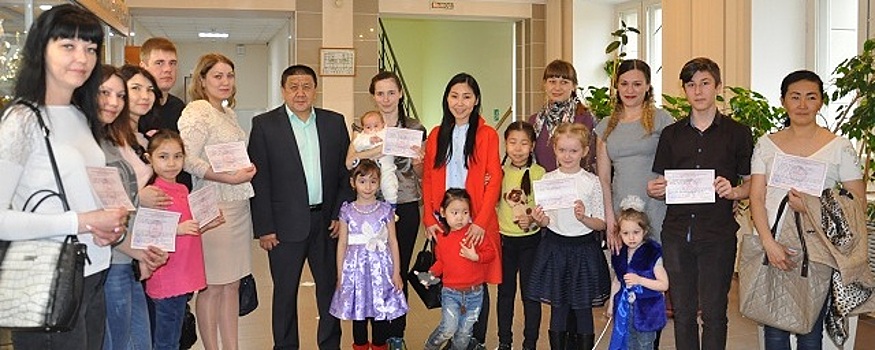 В Ленском районе 10 молодых семей получили жилищные сертификаты