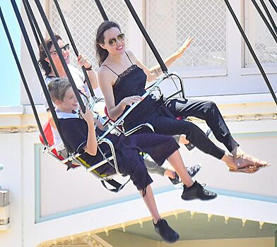 Анджелина Джоли снова путешествует с детьми… и новым мужчиной?
