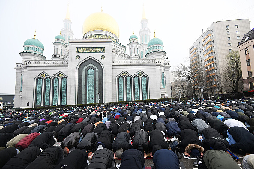 Верующие на богослужении в день праздника Ураза-байрам у Московской соборной мечети, 10 апреля 2024 года