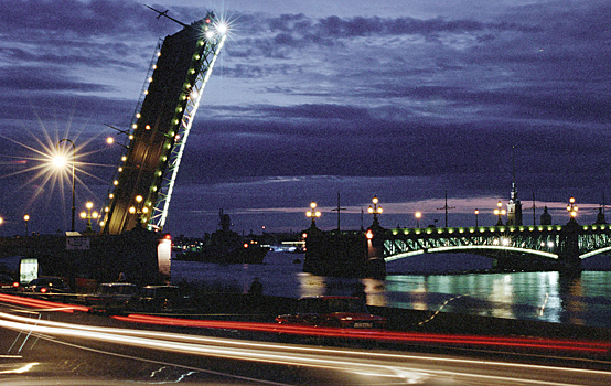Женщина переехала Троицкий мост в Петербурге во время разводки