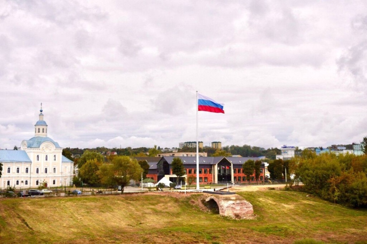 В Смоленске открыли новую смотровую площадку с самым высоким в регионе флагштоком