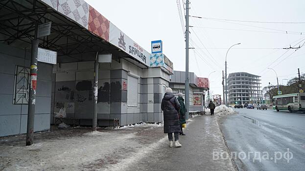 В Вологде проверили, как убирают снег на автобусных остановках