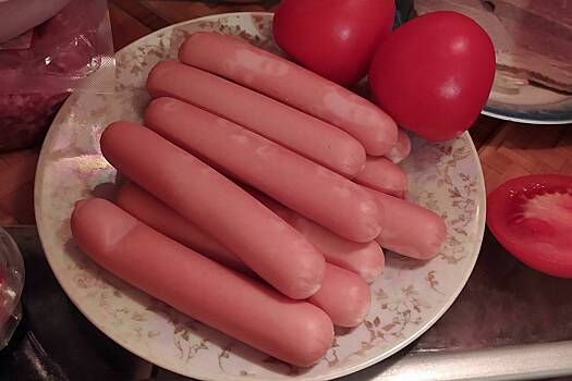 В сосисках известного российского бренда нашли вызывающую болезнь Альцгеймера добавку