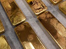 Стоит ли менять доллары на золото: мнение экономиста