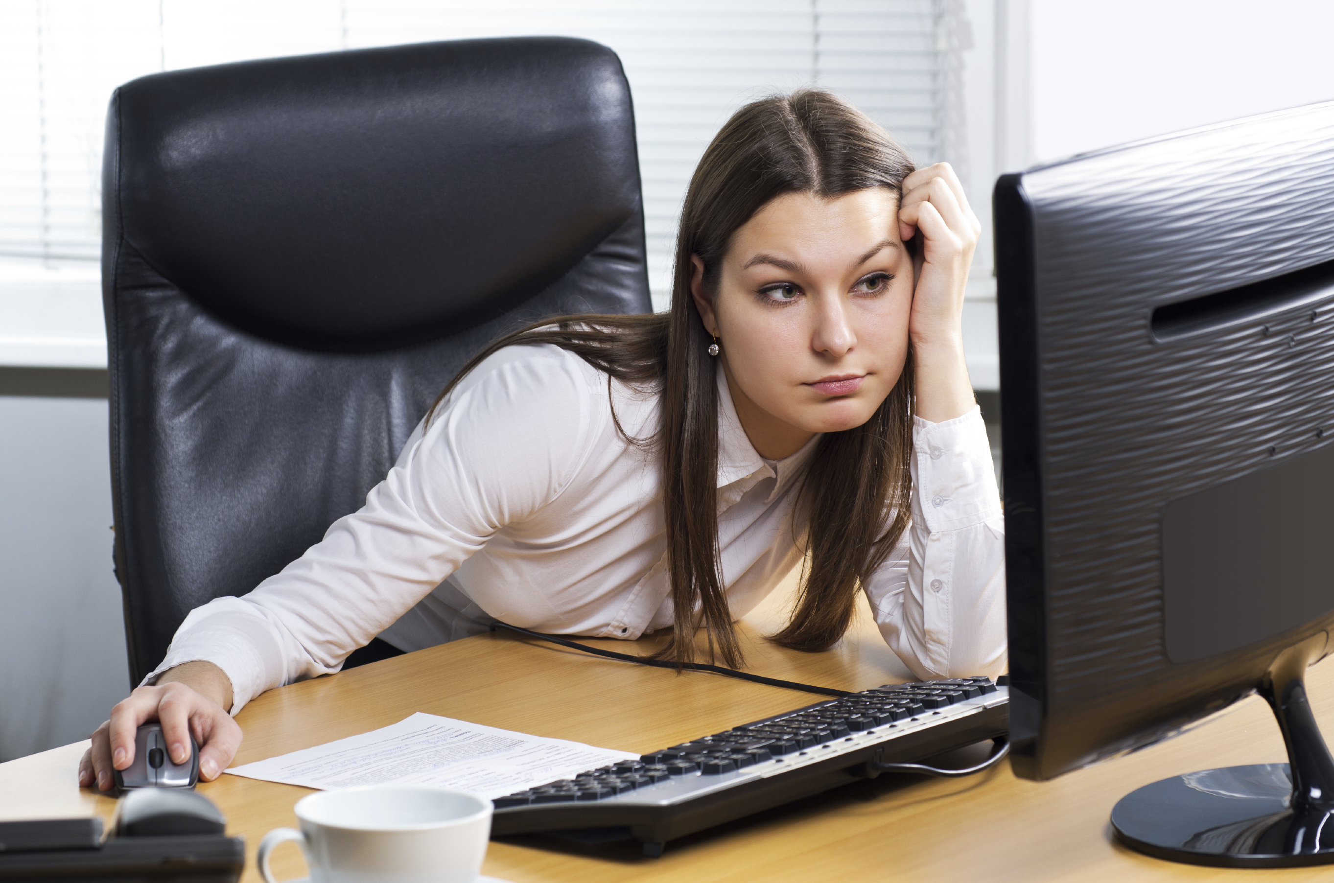 Плотно работать. Женщина в офисе. Женщина в офисе за компьютером. Сидит в офисе. Сидит за компьютером в офисе.