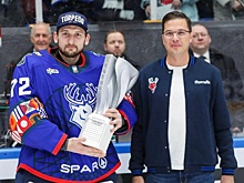 Юрий Шалабаев вручил вратарю «Торпедо» Денису Костину Кубок лучшего игрока месяца