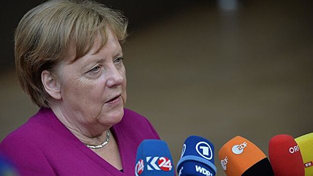 Говорить о снятии санкций с России рано, заявила Меркель