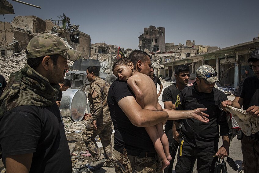 Иракские солдаты, спасшие ребенка в Мосуле