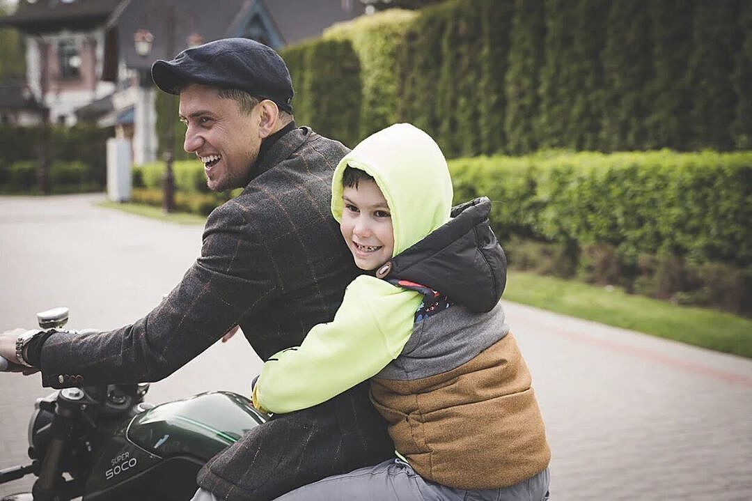 8-летний сын Павла Прилучного учится ездить на мотоцикле