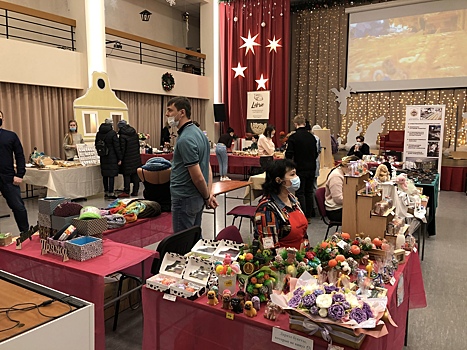 Глинтвейн и баварские сосиски: немецкий рождественский базар стартовал в Новосибирске  