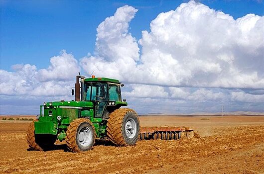 В Саратове аграрии ищут трактористов на зарплату около 100 тысяч рублей