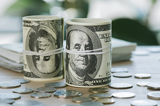 Аналитик Исаков указал, что из-за роста рисков стоит снизить долю валюты в сбережениях