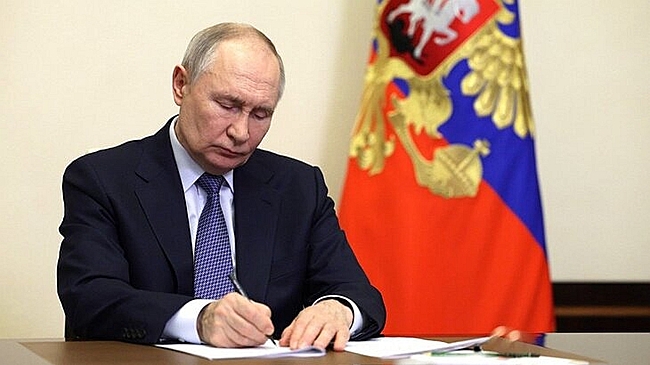 Путин подписал законы об оплате больничных и декрета для самозанятых