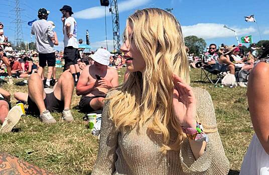 Сестра Кейт Мосс повторила ее культовый образ в ультракоротком платье