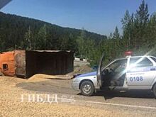На серпантине под Дивногорском опрокинулся грузовик с гравием