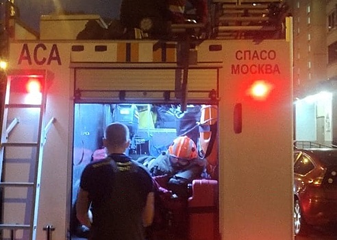 Спасатели помогли жителю Южного Бутова, который упал дома и не мог встать