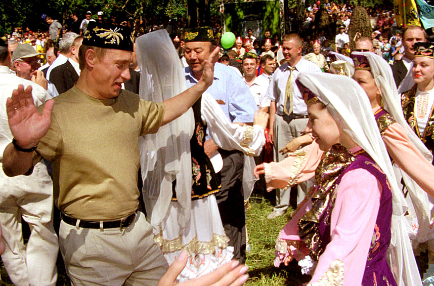 Президент России Владимир Путин танцует на "Сабантуе", 2000 год