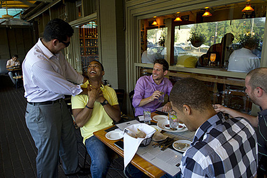 Темнокожий повар решил брать с белых гостей плату за расовое неравенство