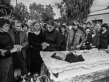 Милиция, толпы людей и море цветов: как Москва прощалась с Высоцким