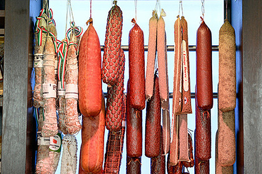 Американец избил девушку и ребенка замороженной колбасой